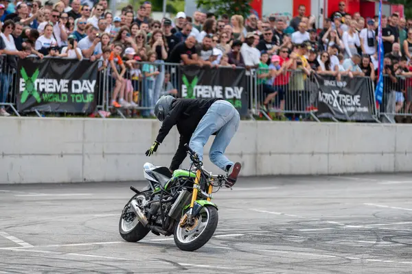 Akrobasi ve dublörlüğünü Banja Luka 'da motosiklet festivalinde yapıyor.