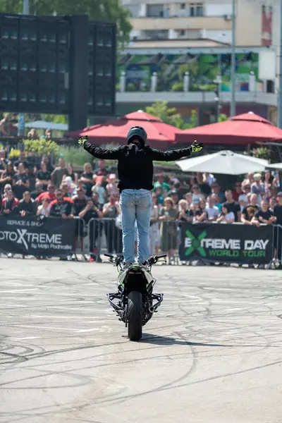 Akrobasi ve dublörlüğünü Banja Luka 'da motosiklet festivalinde yapıyor.