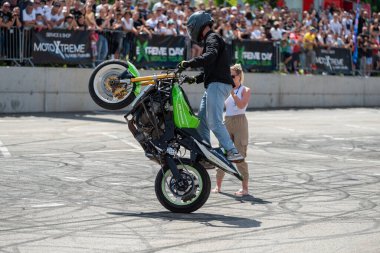 Dublör sürücüsü Banja Luka 'daki Moto Festivali' nde kız arkadaşının etrafında dolanıyor.
