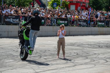 Dublör sürücüsü Banja Luka 'daki Moto Festivali' nde kız arkadaşının etrafında dolanıyor.