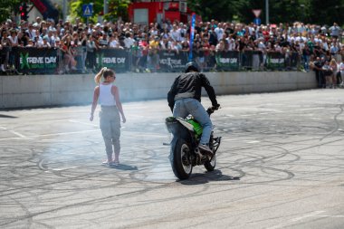 Dublör Banja Luka 'daki Moto Festivali' nde kız arkadaşının yanında bitap düştü.