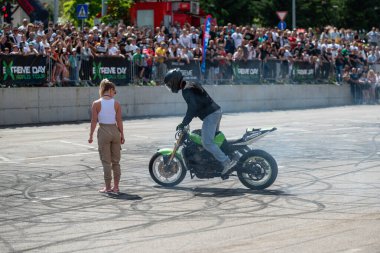 Dublör Banja Luka 'daki Moto Festivali' nde kız arkadaşının yanında bitap düştü.