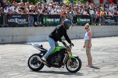 Dublör Banja Luka 'daki Moto Festivali' nde kız arkadaşının yanında bitap düştü.