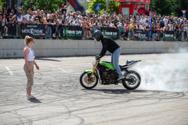 Dublör Banja Luka 'daki Moto Festivali' nde kız arkadaşının yanında bitap düştü.