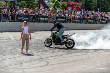 Dublör Banja Luka 'daki Moto Festivali' nde kız arkadaşının yanında bitap düştü.
