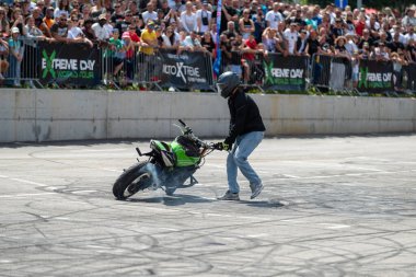 Dublör Banja Luka 'daki Moto Festivali' nde kız arkadaşının yanında bitap düştü.