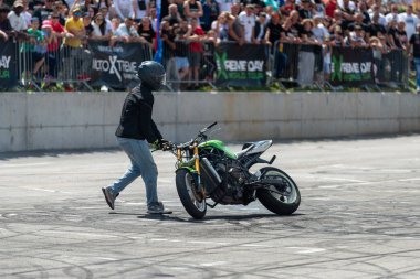Dublör Banja Luka 'daki Moto Festivali' nde kız arkadaşının yanında bitap düştü.