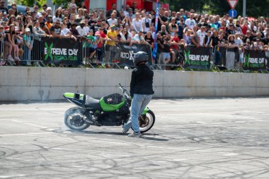 Dublör Banja Luka 'daki Moto Festivali' nde kız arkadaşının yanında bitap düştü.