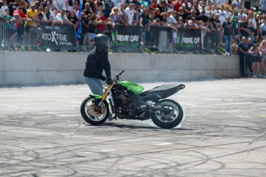 Dublör Banja Luka 'daki Moto Festivali' nde kız arkadaşının yanında bitap düştü.