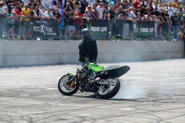 Dublör Banja Luka 'daki Moto Festivali' nde kız arkadaşının yanında bitap düştü.