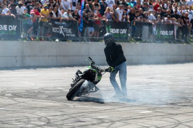 Dublör Banja Luka 'daki Moto Festivali' nde kız arkadaşının yanında bitap düştü.