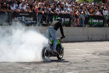 Dublör Banja Luka 'daki Moto Festivali' nde kız arkadaşının yanında bitap düştü.