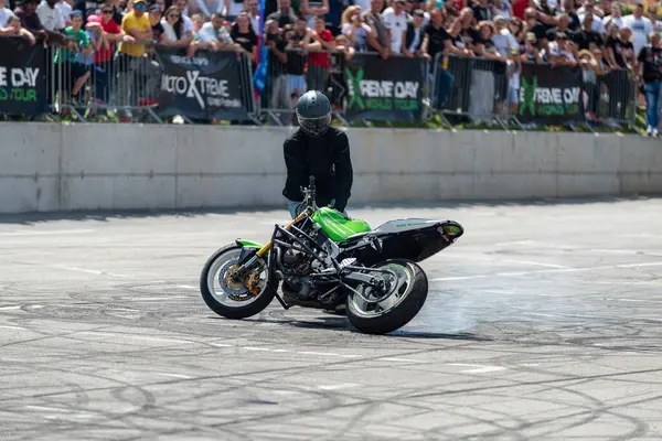 Dublör Banja Luka 'daki Moto Festivali' nde kız arkadaşının yanında bitap düştü.