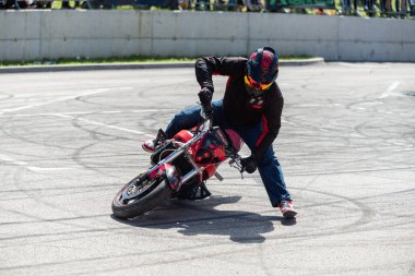 Dublör sürücüsü Banja Luka 'da motosiklet festivalinde akrobasi ve dublörlük yapıyor.