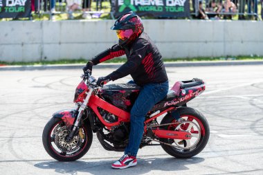 Dublör sürücüsü Banja Luka 'da motosiklet festivalinde akrobasi ve dublörlük yapıyor.