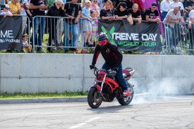 Dublör Banja Luka 'daki Moto Festivali' nde motosikletiyle patinaj çekiyor.