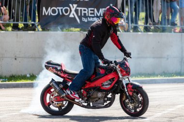 Dublör Banja Luka 'daki Moto Festivali' nde motosikletiyle patinaj çekiyor.