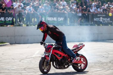 Dublör Banja Luka 'daki Moto Festivali' nde motosikletiyle patinaj çekiyor.