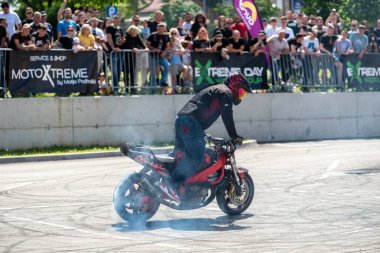 Dublör Banja Luka 'daki Moto Festivali' nde motosikletiyle patinaj çekiyor.
