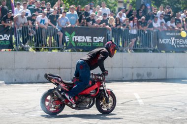 Dublör Banja Luka 'daki Moto Festivali' nde motosikletiyle patinaj çekiyor.