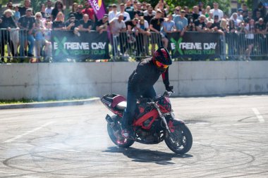 Dublör Banja Luka 'daki Moto Festivali' nde motosikletiyle patinaj çekiyor.