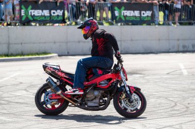 Dublör sürücüsü Banja Luka 'da motosiklet festivalinde akrobasi ve dublörlük yapıyor.