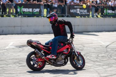 Dublör sürücüsü Banja Luka 'da motosiklet festivalinde akrobasi ve dublörlük yapıyor.