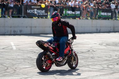 Dublör sürücüsü Banja Luka 'da motosiklet festivalinde akrobasi ve dublörlük yapıyor.