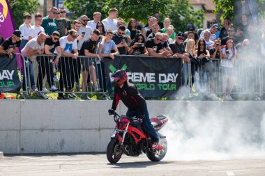 Dublör Banja Luka 'daki Moto Festivali' nde motosikletiyle patinaj çekiyor.