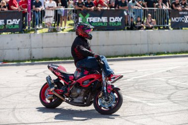 Dublör sürücüsü Banja Luka 'da motosiklet festivalinde akrobasi ve dublörlük yapıyor.