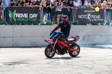 Dublör Banja Luka 'daki Moto Festivali' nde motosikletiyle patinaj çekiyor.