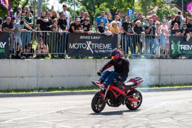 Dublör Banja Luka 'daki Moto Festivali' nde motosikletiyle patinaj çekiyor.