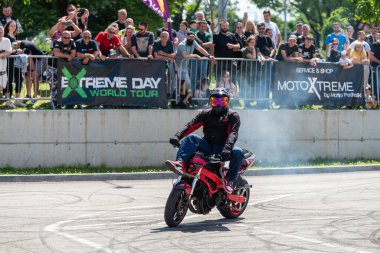 Dublör Banja Luka 'daki Moto Festivali' nde motosikletiyle patinaj çekiyor.