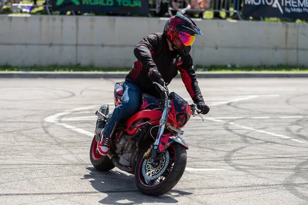 Dublör sürücüsü Banja Luka 'da motosiklet festivalinde akrobasi ve dublörlük yapıyor.