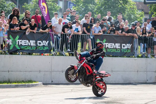 Dublör sürücüsü Banja Luka 'da motosiklet festivalinde akrobasi ve dublörlük yapıyor.