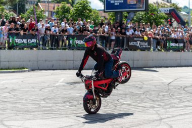 Dublör sürücüsü Banja Luka 'da motosiklet festivalinde akrobasi ve dublörlük yapıyor.