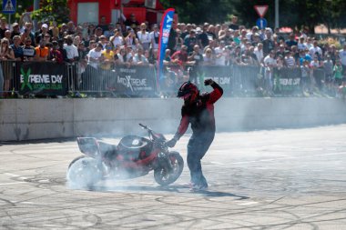 Dublör Banja Luka 'daki Moto Festivali' nde motosikletiyle patinaj çekiyor.