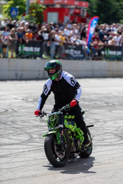 Dublör sürücüsü Banja Luka 'daki moto festivalinde motosikletiyle akrobasi ve dublörlük yapıyor.