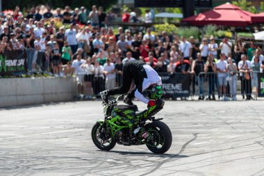 Dublör sürücüsü Banja Luka 'daki moto festivalinde motosikletiyle akrobasi ve dublörlük yapıyor.