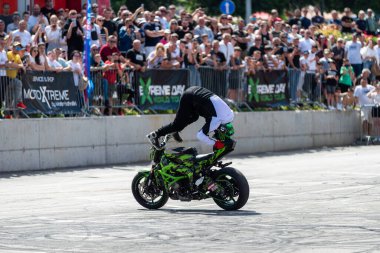 Dublör sürücüsü Banja Luka 'daki moto festivalinde motosikletiyle akrobasi ve dublörlük yapıyor.