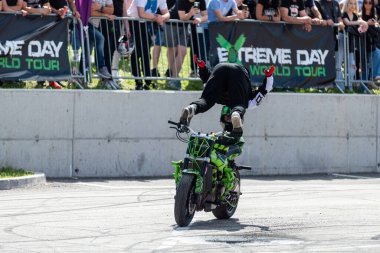 Dublör sürücüsü Banja Luka 'daki moto festivalinde motosikletiyle akrobasi ve dublörlük yapıyor.