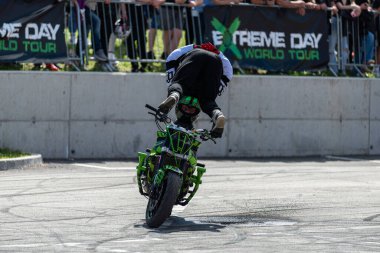 Dublör sürücüsü Banja Luka 'daki moto festivalinde motosikletiyle akrobasi ve dublörlük yapıyor.