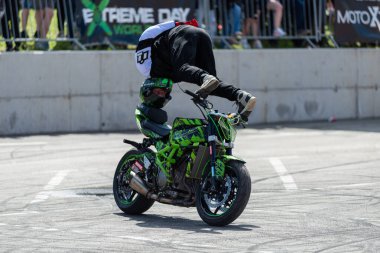 Dublör sürücüsü Banja Luka 'daki moto festivalinde motosikletiyle akrobasi ve dublörlük yapıyor.