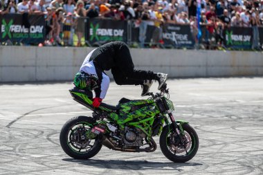 Dublör sürücüsü Banja Luka 'daki moto festivalinde motosikletiyle akrobasi ve dublörlük yapıyor.