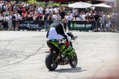 Dublör sürücüsü Banja Luka 'daki moto festivalinde motosikletiyle akrobasi ve dublörlük yapıyor.