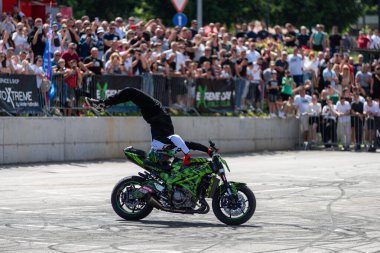 Dublör sürücüsü Banja Luka 'daki moto festivalinde motosikletiyle akrobasi ve dublörlük yapıyor.