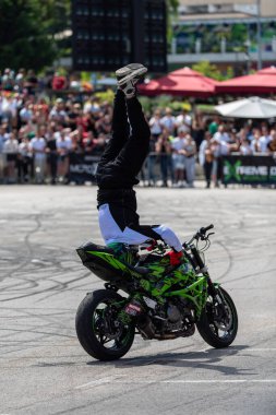 Dublör sürücüsü Banja Luka 'daki moto festivalinde motosikletiyle akrobasi ve dublörlük yapıyor.