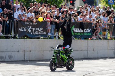 Dublör sürücüsü Banja Luka 'daki moto festivalinde motosikletiyle akrobasi ve dublörlük yapıyor.