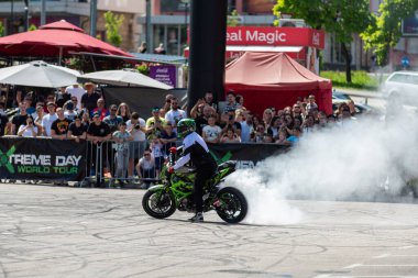 Dublör Banja Luka 'daki Moto Festivali' nde motosikletiyle patinaj çekiyor.