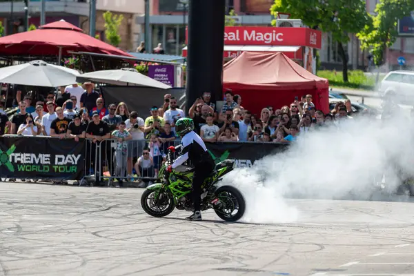 Dublör Banja Luka 'daki Moto Festivali' nde motosikletiyle patinaj çekiyor.